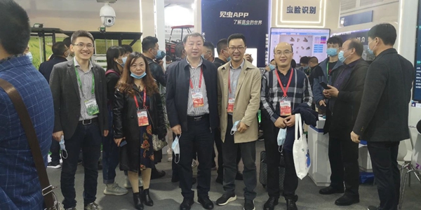 西藏农业技术推广服务中心陈俐站长（左二）、山西植保植检总站杨军站长（左三）和张武云副站长（右一）一行莅临金年会展位