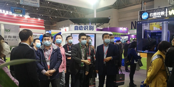 辽宁省绿色农业技术中心宋国柱主任、孟威副主任、张万民科长莅临金年会展位