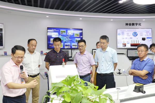 与会专家领导参观金年会数字三农展厅